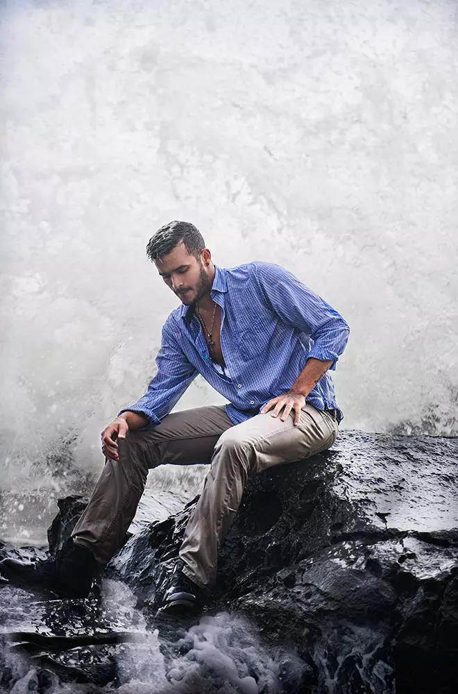 El fotógrafo Mark Stout disfrutó haciendo esta sesión con el modelo Cross Johnson, comenzó a filmar en Manhattan Beach, luego lo trasladó a una playa al norte de Malibú debido a la ola de calor que tienen en todo EE. UU. Manteniéndolo fresco con olas de zapatillas como lo hizo Cross Johnson en esta sesión para captura una foto fantástica.