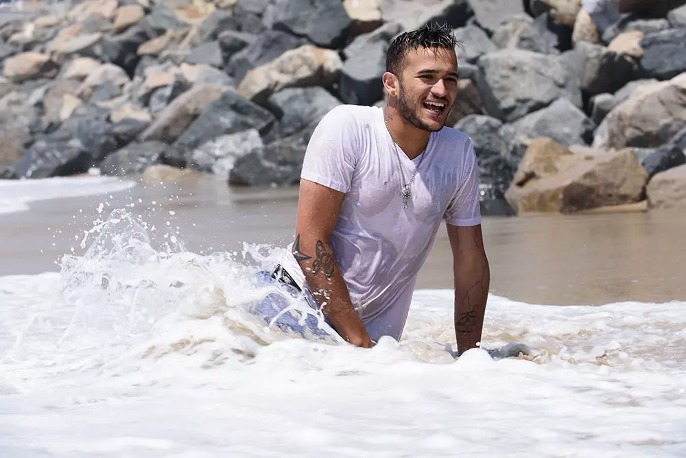 Fotografer Mark Stout menikmati sesi ini dengan model Cross Johnson, mulai memotret di Pantai Manhattan, lalu memindahkannya ke pantai di utara Malibu karena gelombang panas yang mereka miliki di seluruh AS menjaganya tetap dingin dengan gelombang sepatu kets seperti yang dilakukan Cross Johnson di sesi ini untuk menangkap foto yang fantastis.