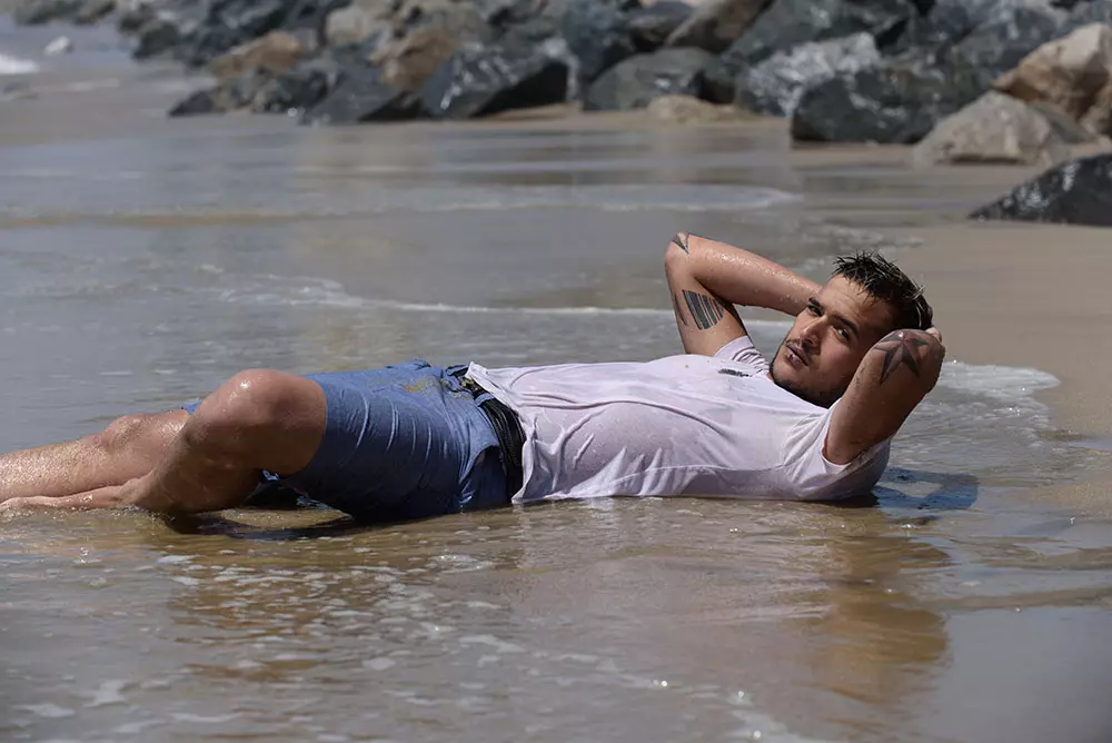 Fotograf Mark Stout liker å lage denne økten med modellen Cross Johnson, begynte å filme på Manhattan Beach, og flyttet den deretter til en strand nord for Malibu til hetebølgen de har over hele USA, og holder det kjølig med joggeskobølger som Cross Johnson gjorde i denne økten for å ta et fantastisk bilde.