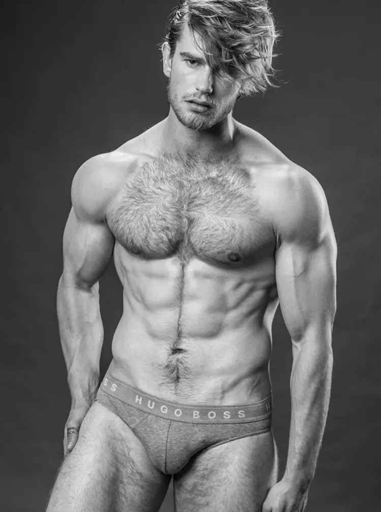 Ihe nlere Dutch Ravishing, Mathieu Elfferich, na-akwụsị site na studio onye na-ese foto Paul van der Linde maka nnọkọ B&W na-adọrọ adọrọ.