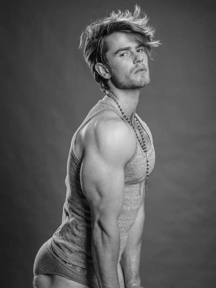 Ang nakatutuwang modelong Dutch, si Mathieu Elfferich, ay humihinto sa studio ng photographer na si Paul van der Linde para sa isang kapansin-pansing B&W session.