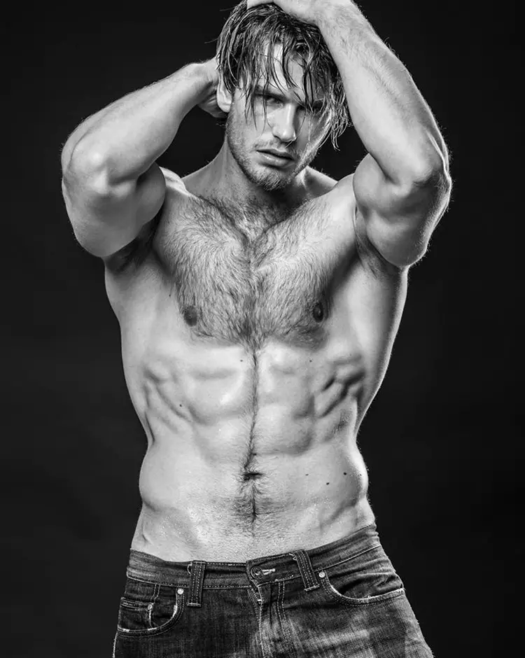 Möhtəşəm holland model Mathieu Elfferich, göz oxşayan B&W seansı üçün fotoqraf Paul van der Lindenin studiyasında dayanır.