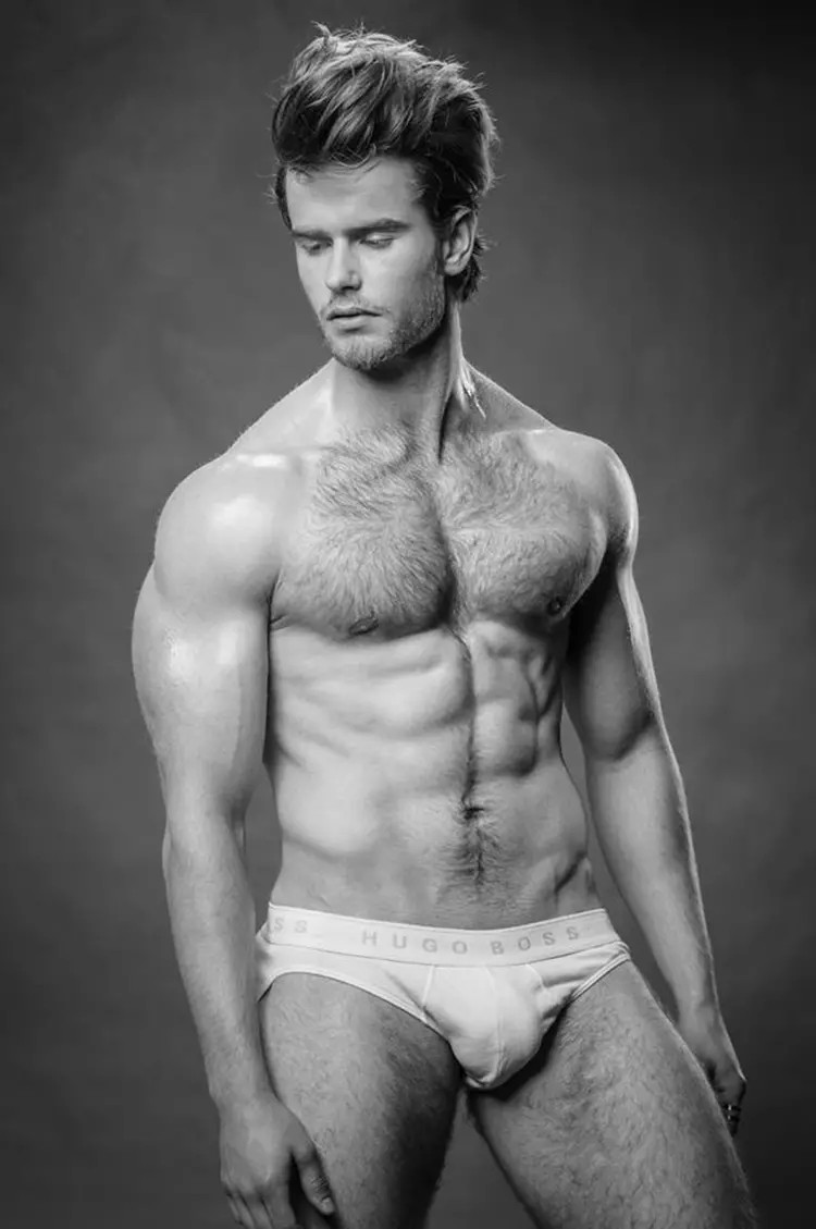 Ravishing گوللاندىيەلىك مودېل Mathieu Elfferich فوتوگراف Paul van der Linde نىڭ ستۇدىيىسىدە توختاپ ، كىشىنىڭ دىققىتىنى تارتىدىغان B&W يىغىنىغا قاتناشتى.