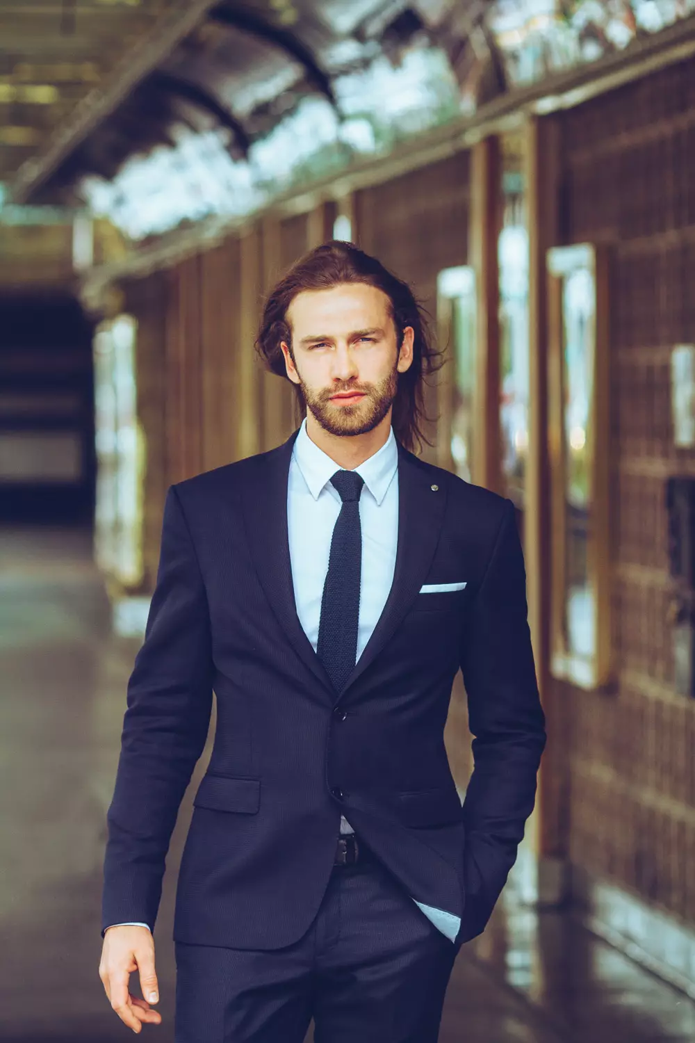 Modelul din Montreal Josh McAree se îndreaptă pe ecranele noastre pentru a avea un nou stil de gentleman, capturat de talentatul Ivan Avila. Artista de coafură Sylvia J. Stankowsky se joacă cu cocul bărbatului, dar nu este doar o coafură pentru bărbați care a apărut ocazional în 2014, o mulțime de bărbați cu păr lung de-a lungul anilor și-au coafat părul într-un coc de bărbat, iar această coafură a fost numită pur și simplu un „chic”; la fel cum și femeile numesc coafura „coc”. Dar Josh arată minunat și în ținute casual și urbane. Este semnat de modelele Lang.