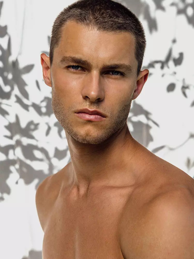 Nous digitals del model Zach Grenenger