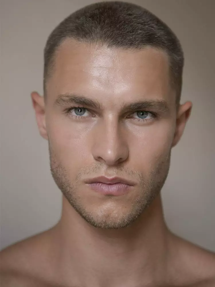 Neue Digitale von Model Zach Grenenger