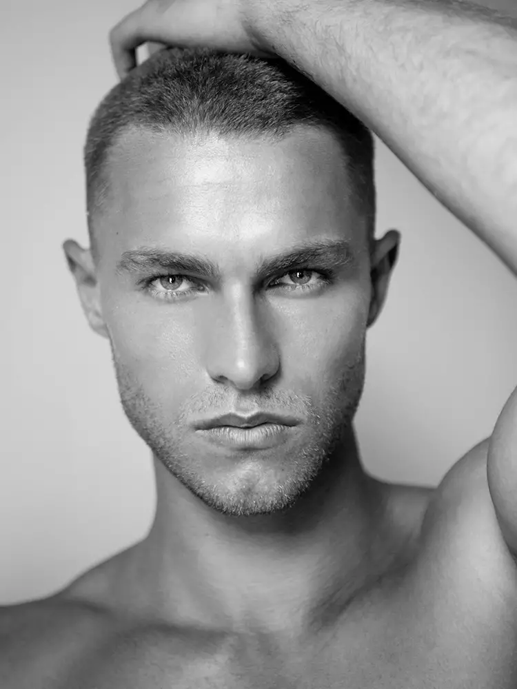 Novaj ciferecoj de modelo Zach Grenenger