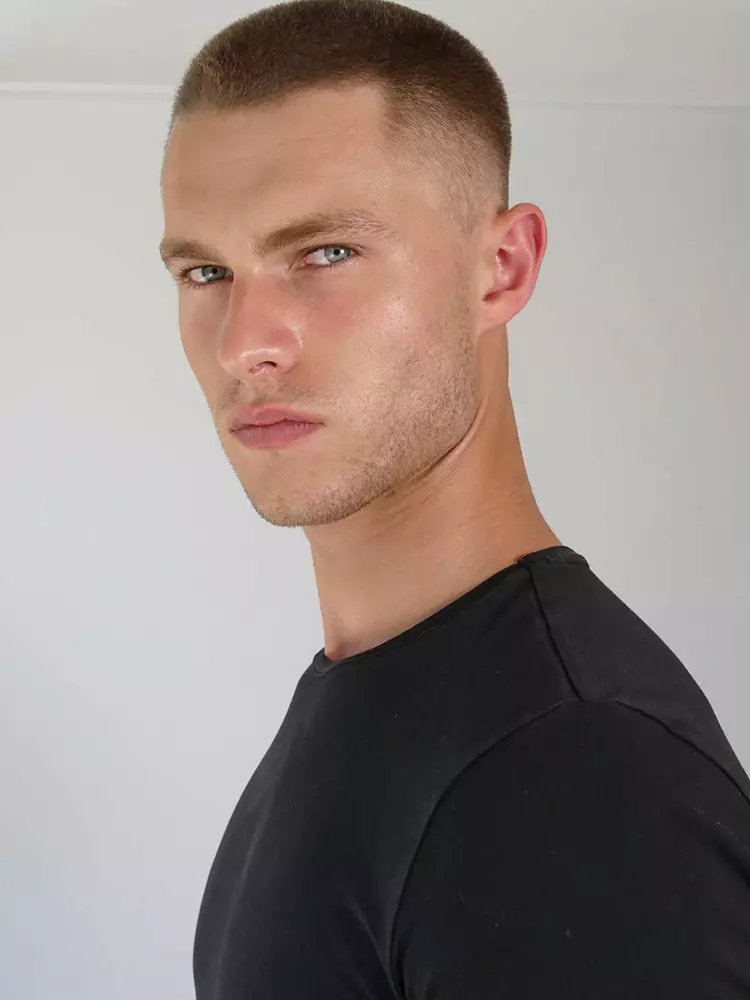 Novos digitais do modelo Zach Grenenger