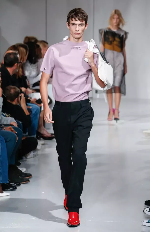 CALVIN KLEIN 205W39NYC SEDIA MEMAKAI SPRING SUMMER 2018 NEW YORK49