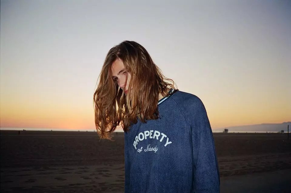 A The Teen Mood a Pull&Bear szerkesztősége Luka Sabbat és Malcolm Lindberg modellekkel, amelyeket Henrik Purienne fényképezett a Venice Beachen. Carolina Guzmán sminkje, Alberto Murtrat és a Pull&Bear csapata.