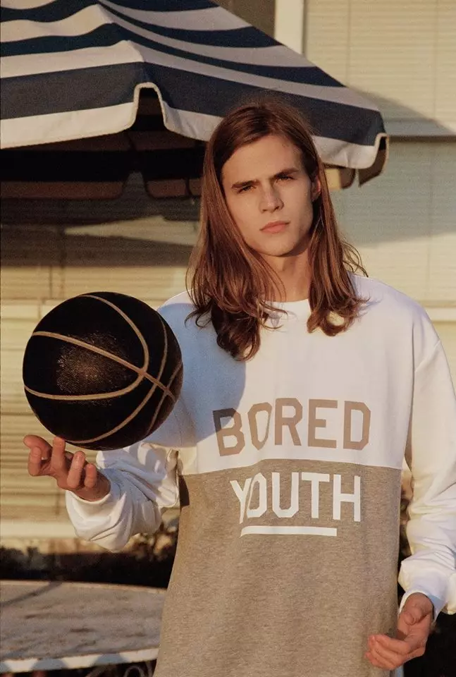 Teen Mood, Venedik Sahili'nde Henrik Purienne tarafından fotoğraflanan Luka Sabbat ve Malcolm Lindberg modelleriyle Pull&Bear'ın başyazısıdır. Makyajı Carolina Guzmán, stili Alberto Murtrat ve Pull&Bear ekibi.