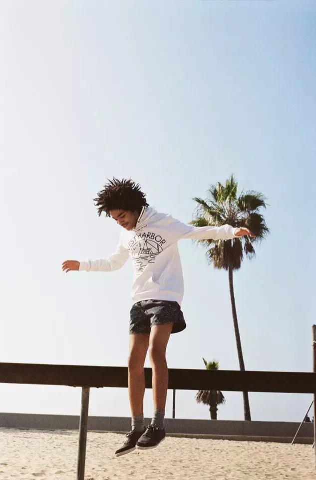 The Teen Mood ndi mkonzi wa Pull&Bear wokhala ndi zitsanzo za Luka Sabbat ndi Malcolm Lindberg zojambulidwa ndi Henrik Purienne ku Venice Beach. Pangani ndi Carolina Guzmán, wolembedwa ndi Alberto Murtrat ndi gulu la Pull&Bear.