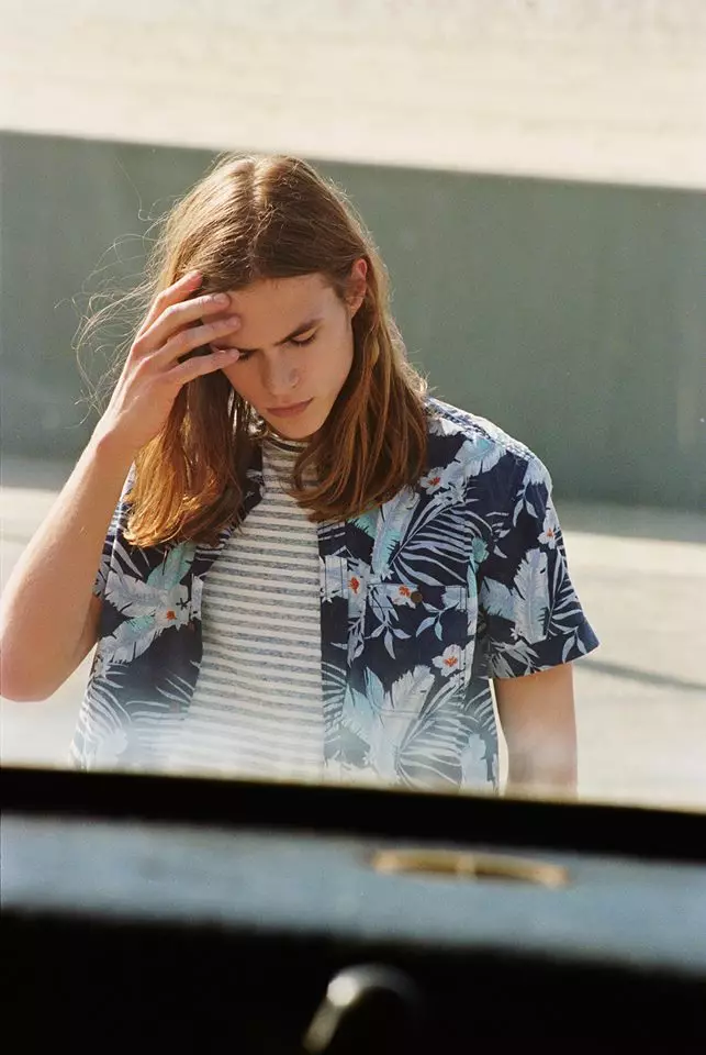 The Teen Mood minangka editorial kanggo Pull&Bear karo model Luka Sabbat lan Malcolm Lindberg sing difoto dening Henrik Purienne ing Pantai Venice. Dandanan dening Carolina Guzmán, ditata dening Alberto Murtrat lan tim Pull&Bear.