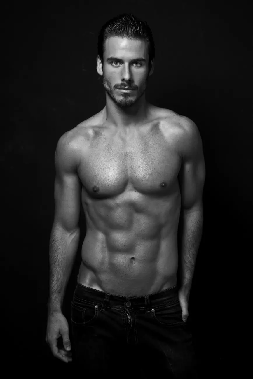 Sebelum hari berlalu, jumpa karya baru Lucas Bernardini by Sandy Lang, awal bulan baru, kita punya karya baru dari fotografer Sandy Lang yang memotret model Lucas Bernardini dengan wajah berjanggut, memotret hitam putih dan beberapa warna.