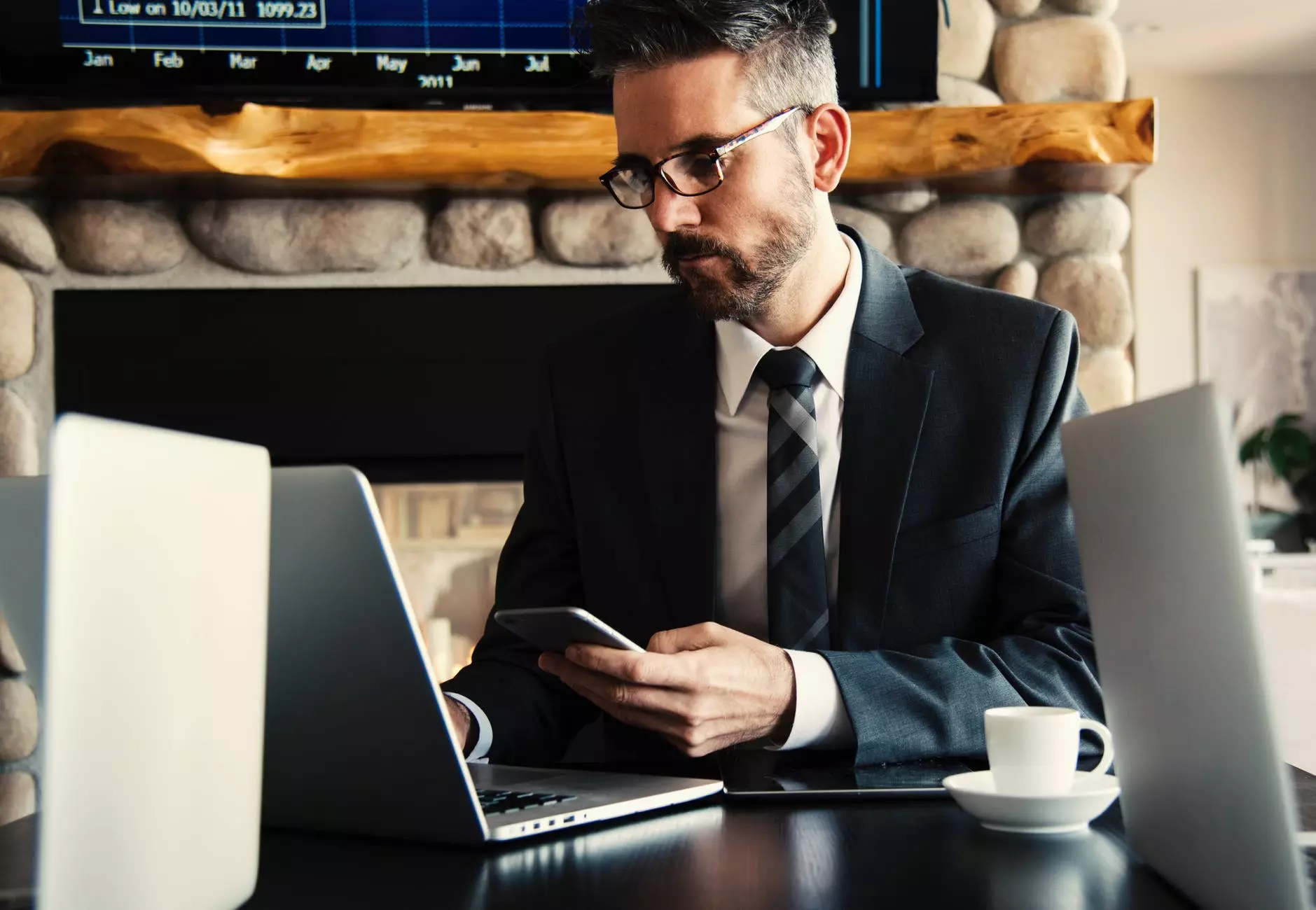 man in het zwart met telefoon Foto door Snapwire op Pexels.com