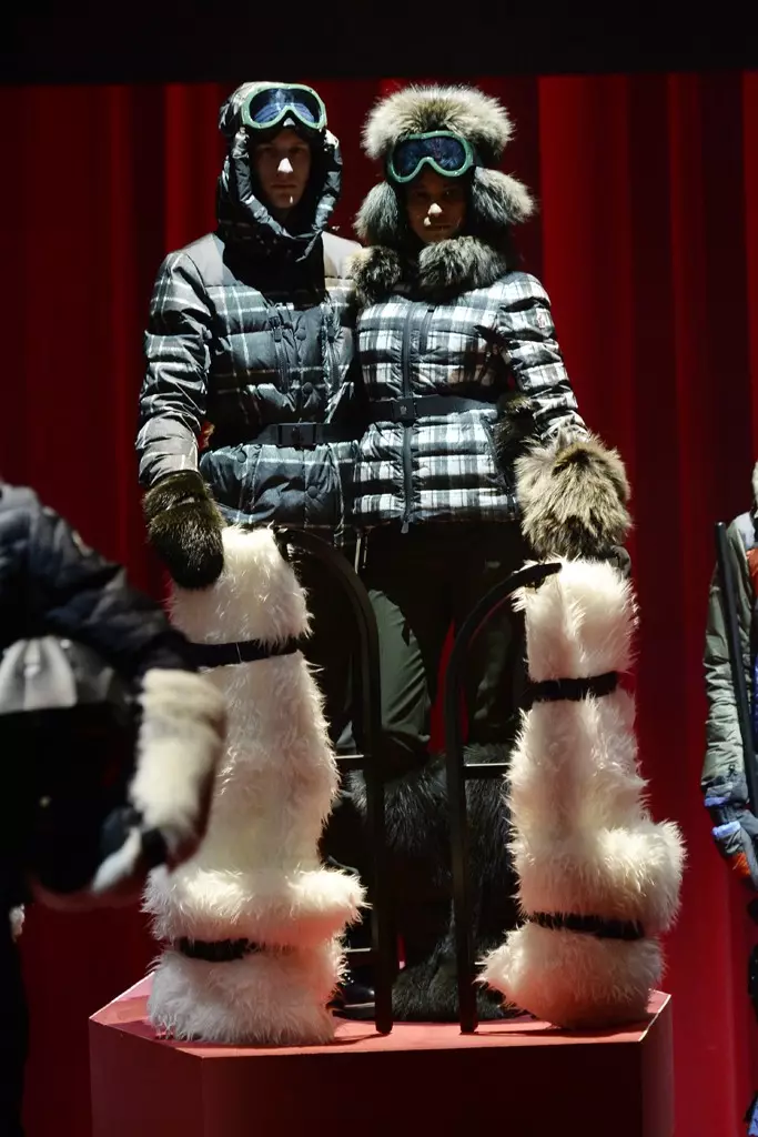 In dieser Saison konzentrierte sich Moncler Grenoble auf das, was es am besten kann: technische, luxuriöse Skioberbekleidung für Männer und Frauen, die seine einzigartigen Interpretationen von mongolischem Pelz, norwegischer Wolle und Strick sowie Flanell vereint. Zur Feier des Valentinstags nannte die Marke die Kollektion „Love Factory“ und bot ein wiederkehrendes rotes Motiv mit Liebesliedern der Sixties und Seventies im Hintergrund. Models wurden auf beweglichen Plattformen posiert, die sie aus einer überlebensgroßen, neonroten Pralinenschachtel hoben. Das Finale: eine Braut in einem gesteppten Daunenkleid und ein Bräutigam in einem Daunen-Smoking mit Frack.