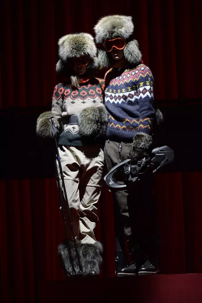 An séasúr seo, dhírigh Moncler Grenoble ar an méid a dhéanann sé is fearr: éadaí seachtracha sciála teicniúla, luxe d’fhir agus do mhná a chuimsigh a léirmhínithe uathúla ar fhionnaidh Mhongóil, olann agus fighe na hIorua agus flannel. Le ceiliúradh a dhéanamh ar Lá Vailintín, thug an branda an bailiúchán “Love Factory,” air agus thairg sé móitíf athfhillteach dearg le hamhráin ghrá na seascaidí agus na seachtóidí ag seinm sa chúlra. Cuireadh múnlaí ar ardáin ag gluaiseacht a thóg iad ó bhosca seacláide neon-dearg níos mó ná an saol. An deireadh: brídeog draped i gúna cuilteáilte síos agus groom i tuxedo síos maisithe le eireabaill.