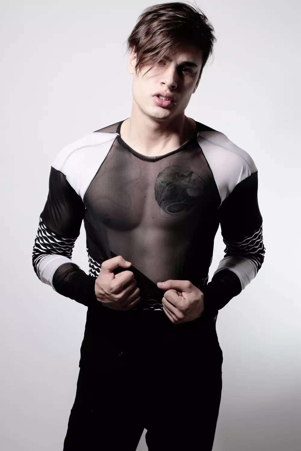 ช่างภาพ Afif Kattan โชว์หุ่นใหม่ Mario Gz ที่หล่อเหลา ทำให้เราได้เห็นร่างกายที่กระชับกระฉับกระเฉงของเขา