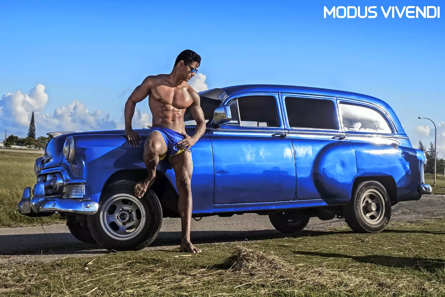 O verão em Cuba com o maiô Modus Vivendi No auge do verão, viajamos a Cuba para a nova linha Rainbow de maiô da Modus Vivendi. Esta linha faz parte da extensa coleção que a marca lançou este ano e é uma celebração da cor e da diversidade! A linha Rainbow é composta por oito cuecas de banho clássicas em combinações modernas e vibrantes de tons contrastantes e combinando. Cada par é feito à mão na perfeição com tecidos de alta qualidade e de secagem rápida. A campanha para esta linha foi filmada em Cuba pelo carismático Kevin Slack. Com três modelos ao seu lado Randy, Jose Alejandro e Hector o grande fotógrafo captou da melhor maneira possível as cores vibrantes desta linha e seu toque confiante e sexy.