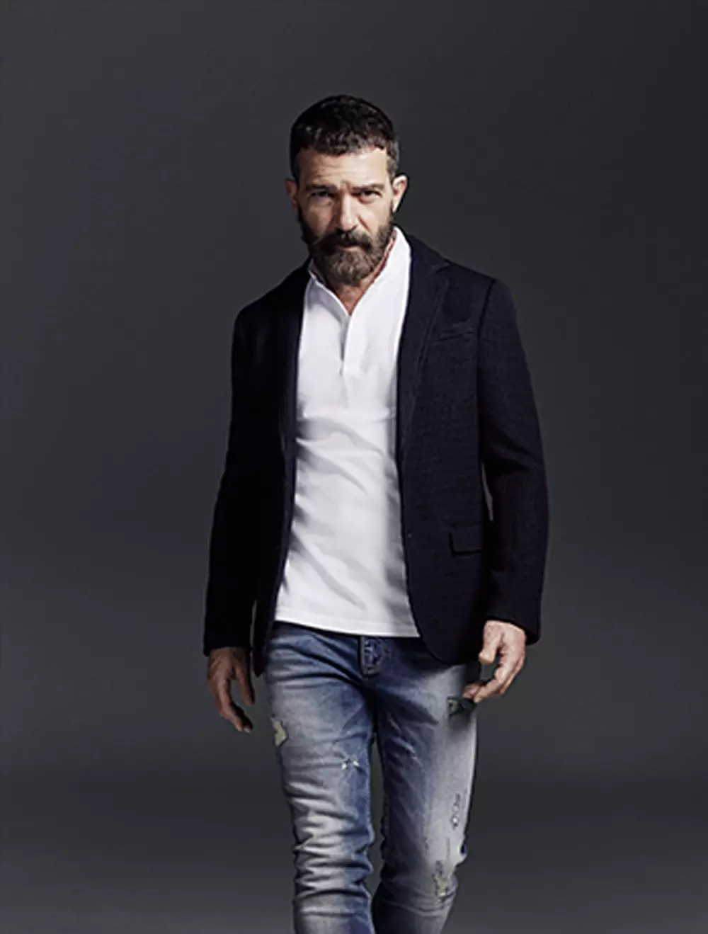 SELECTED is grutsk om it earste offisjele foarbyld fan 'e folsleine kolleksje te presintearjen fan ús gearwurking mei Antonio Banderas.