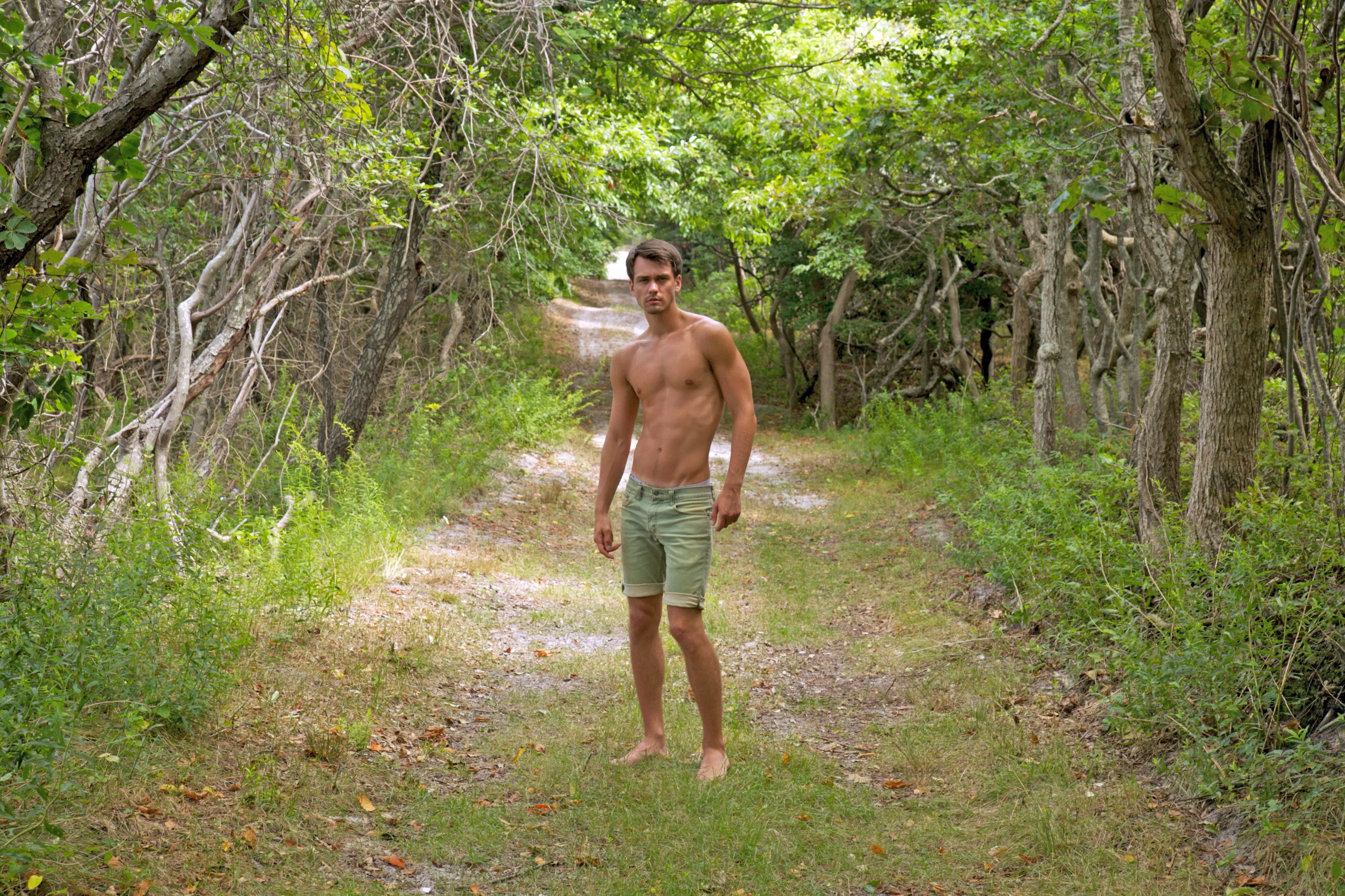 Os dias de cachorro do verão ficaram mais quentes neste novo ensaio fotográfico de Gabriel Vaughn por Stefan Mreczko. Recentemente filmado em Fire Island, esta colaboração de Gabriel e Stefan nos lembra do que se trata o summer sizzle. Gabriel é modelo há cerca de cinco anos. Ele é originalmente de Columbus, Ohio, onde trabalhou com marcas como Ray Bans e Alternative Fashion Mob. Gabriel claramente tem resistência e nervos de aço enquanto leciona para a 3ª série em uma escola primária de Manhattan, NY. Nosso modelo / professor gosta de academia e Nintendo Wii U nas horas vagas.