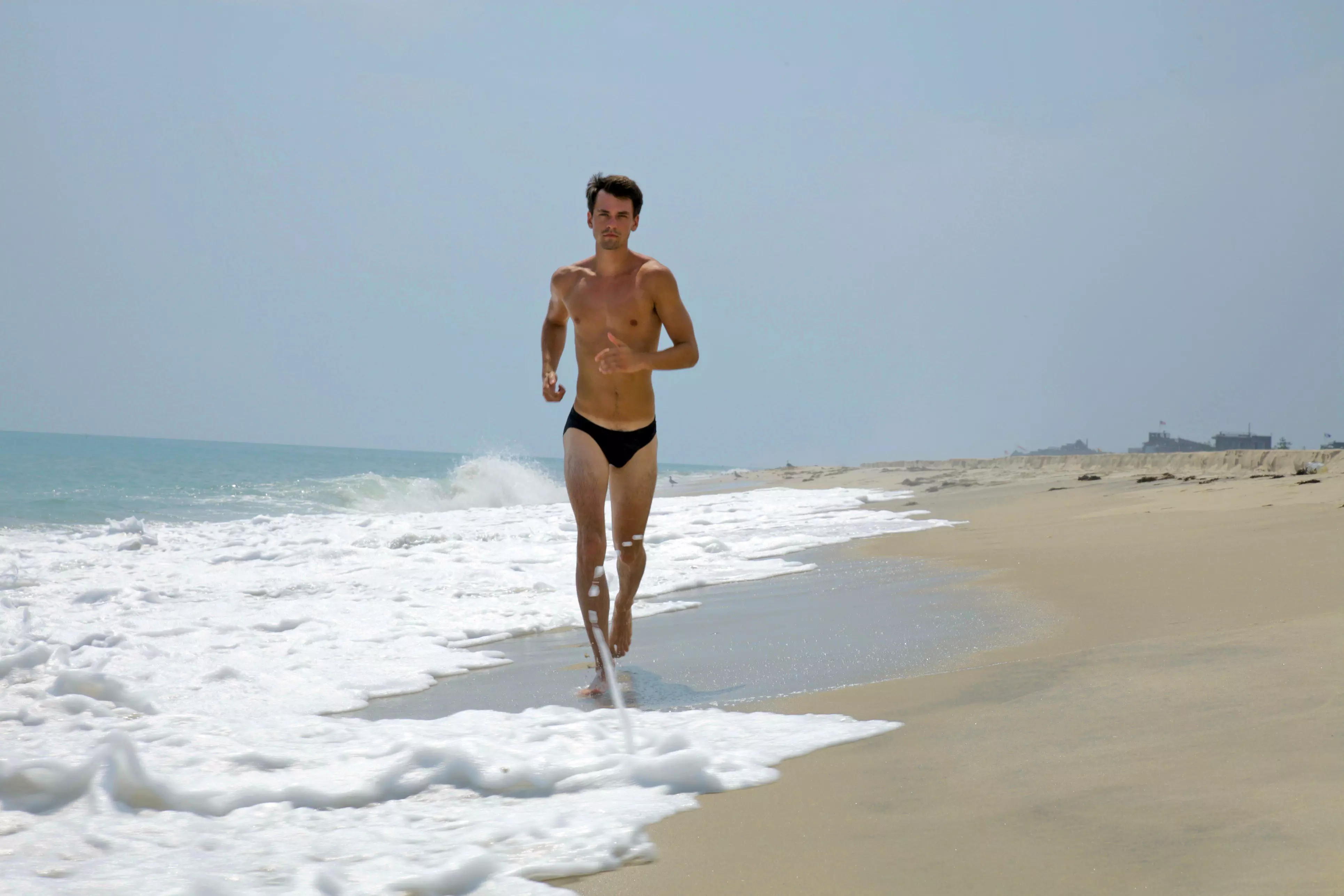 Pasji poletni dnevi so se le še bolj vročili v tem novem fotografiranju Gabriela Vaughna Stefana Mreczka. To sodelovanje Gabriela in Stefana, ki je bilo nedavno posneto na Fire Islandu, nas spominja, kaj je poletno piskanje. Gabriel se z manekenstvom ukvarja približno pet let. Izvorno je iz Columbusa v Ohiu, kjer je sodeloval z blagovnimi znamkami, kot sta Ray Bans in Alternative Fashion Mob. Gabriel ima očitno vzdržljivost in jeklene živce, ko poučuje 3. razred v osnovni šoli na Manhattnu v NY. Naš model/učitelj v prostem času uživa v telovadnici in Nintendo Wii U.