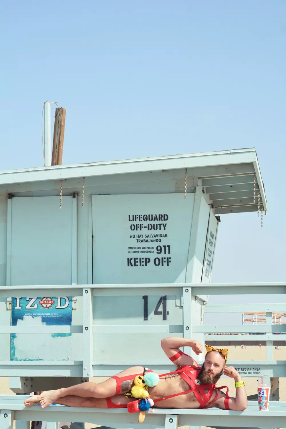 WELKOM BIJ BEACH BODY WAAR BABYBEAR DE HOST MET DE MEEST IS - Babybear verwelkomt je om rond te komen op het strand, hij speelt het altijd cool, Babybear zal je veilig en kwaad houden. Geschoten door Nestors Photography, samenwerkende stylist Randall Hill.