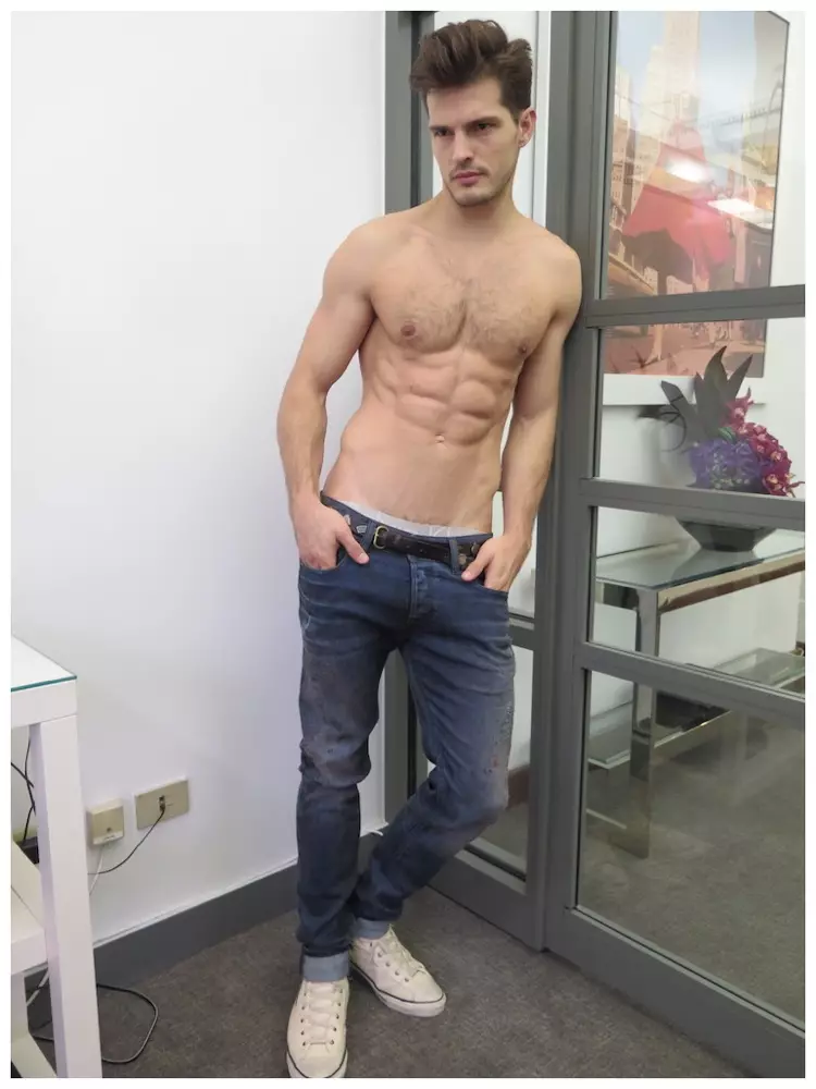 El model brasiler Diego Miguel passa per la seva agència milanesa WhyNot per fer noves fotos digitals.