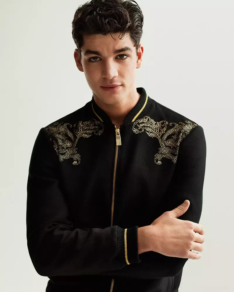 Tarik Lakehal steht im Frühjahr/Sommer 2015 Lookbook der Versace Collection und kombiniert formales Styling mit modischem Reiz.