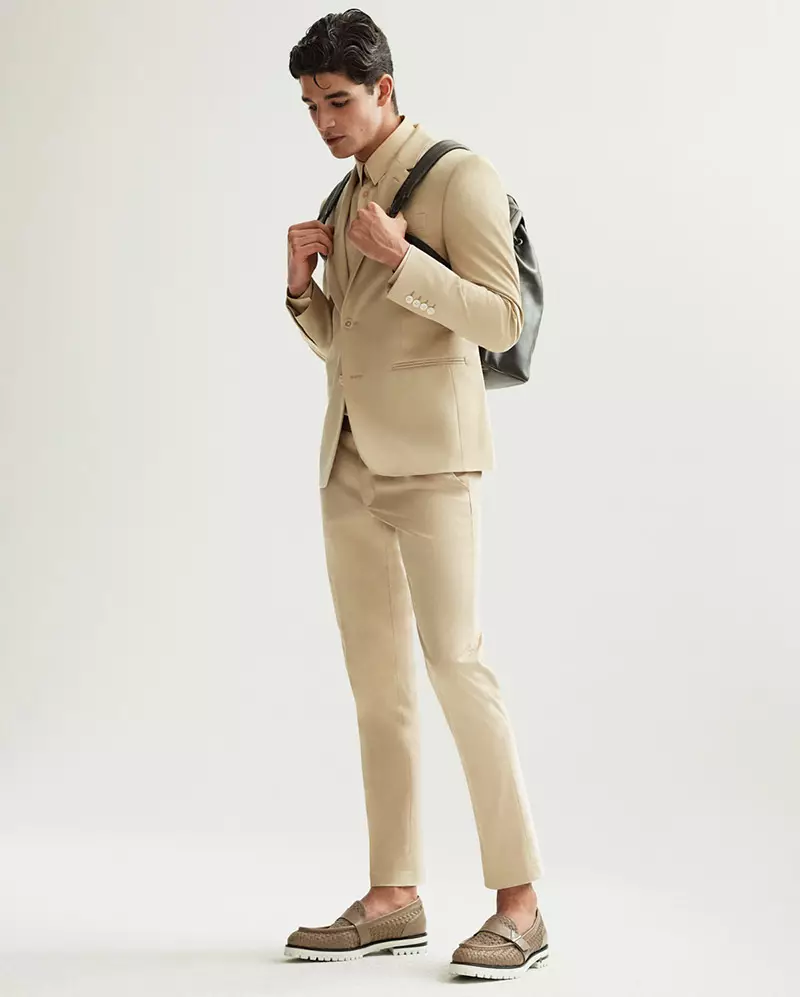 Tarik Lakehal prijkt in het lente/zomer 2015 lookbook van Versace Collection, een combinatie van formele styling en modieuze aantrekkingskracht.