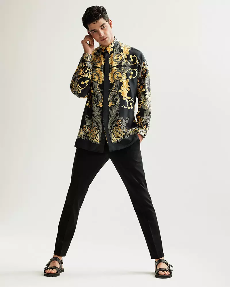 Tarik Lakehal staan ​​voor die lente/somer 2015 lookbook van Versace Collection, wat formele stilering en mode-appèl kombineer.