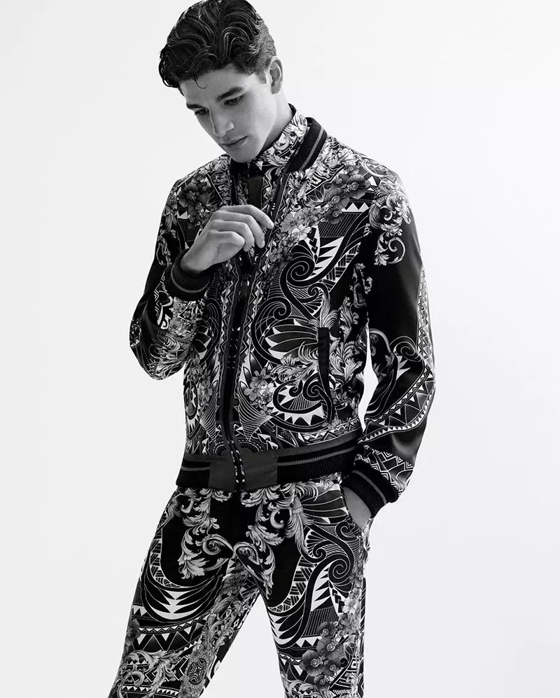 Tarik Lakehal pem hauv ntej lub caij nplooj ntoos hlav/Lub caij ntuj sov 2015 lookbook ntawm Versace Collection, combining formal styling thiab zam zam.