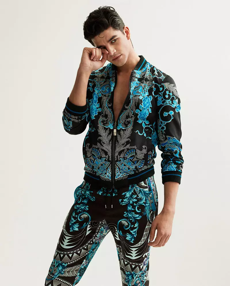 Tarik Lakehal devan Lookbook Prentan/Ete 2015 nan Versace Collection, konbine style fòmèl ak apèl alamòd.