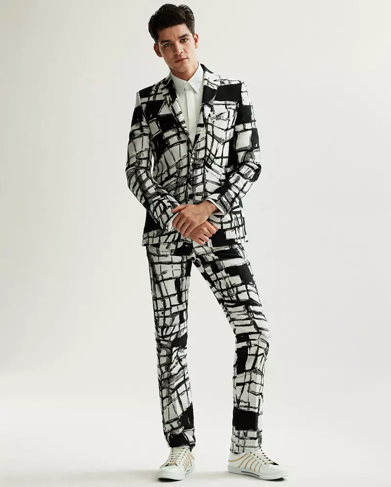 Tarik Lakehal leder Versace Collections lookbook vår/sommar 2015, som kombinerar formell styling och modetilltal.