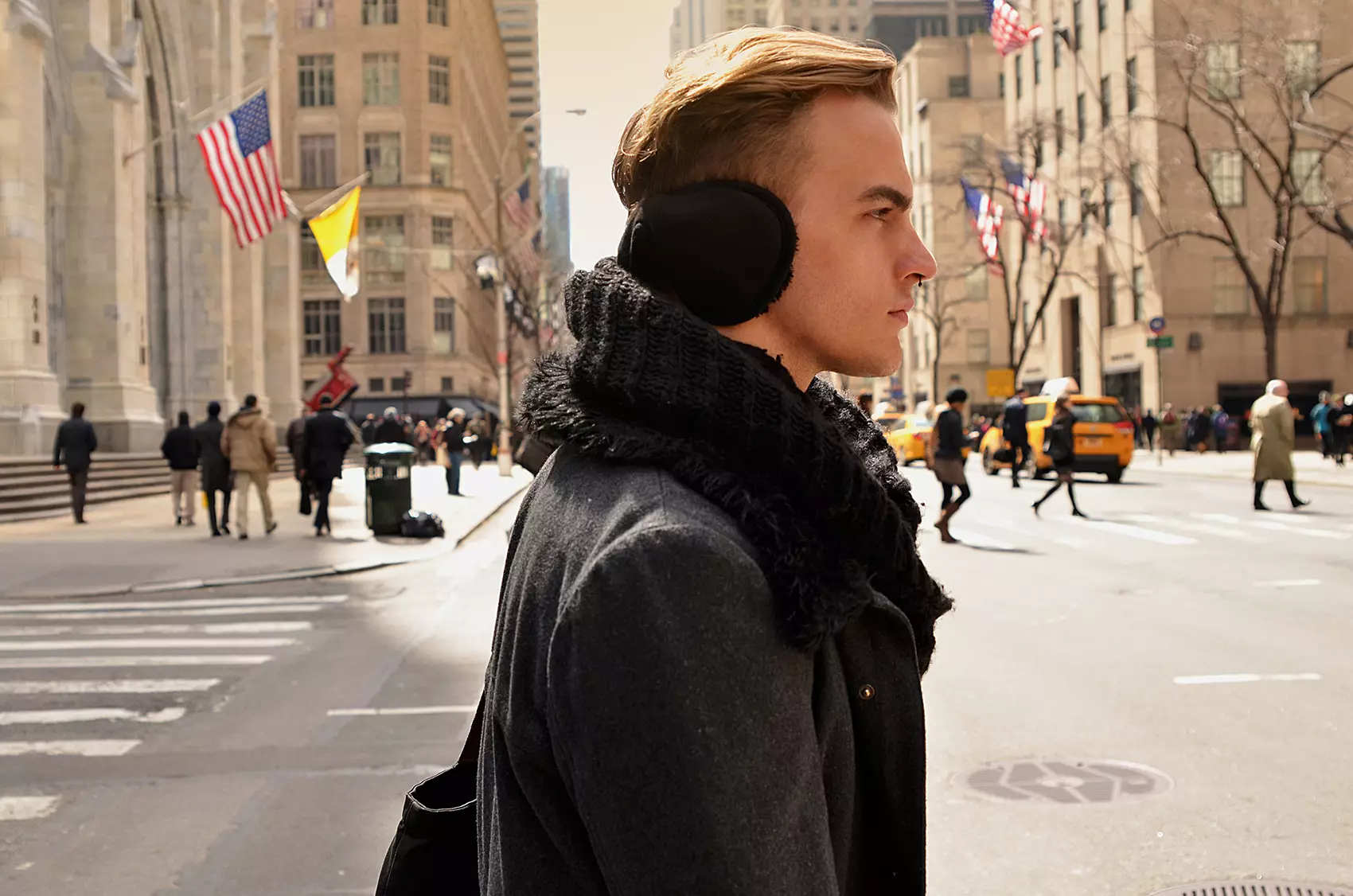 Professionelle Dänzer aus Australien Patrick Cook erschoss zu New York City vum bosnesche Fotograf Mladen Blagojevic wéi hien virun e puer Méint reest.