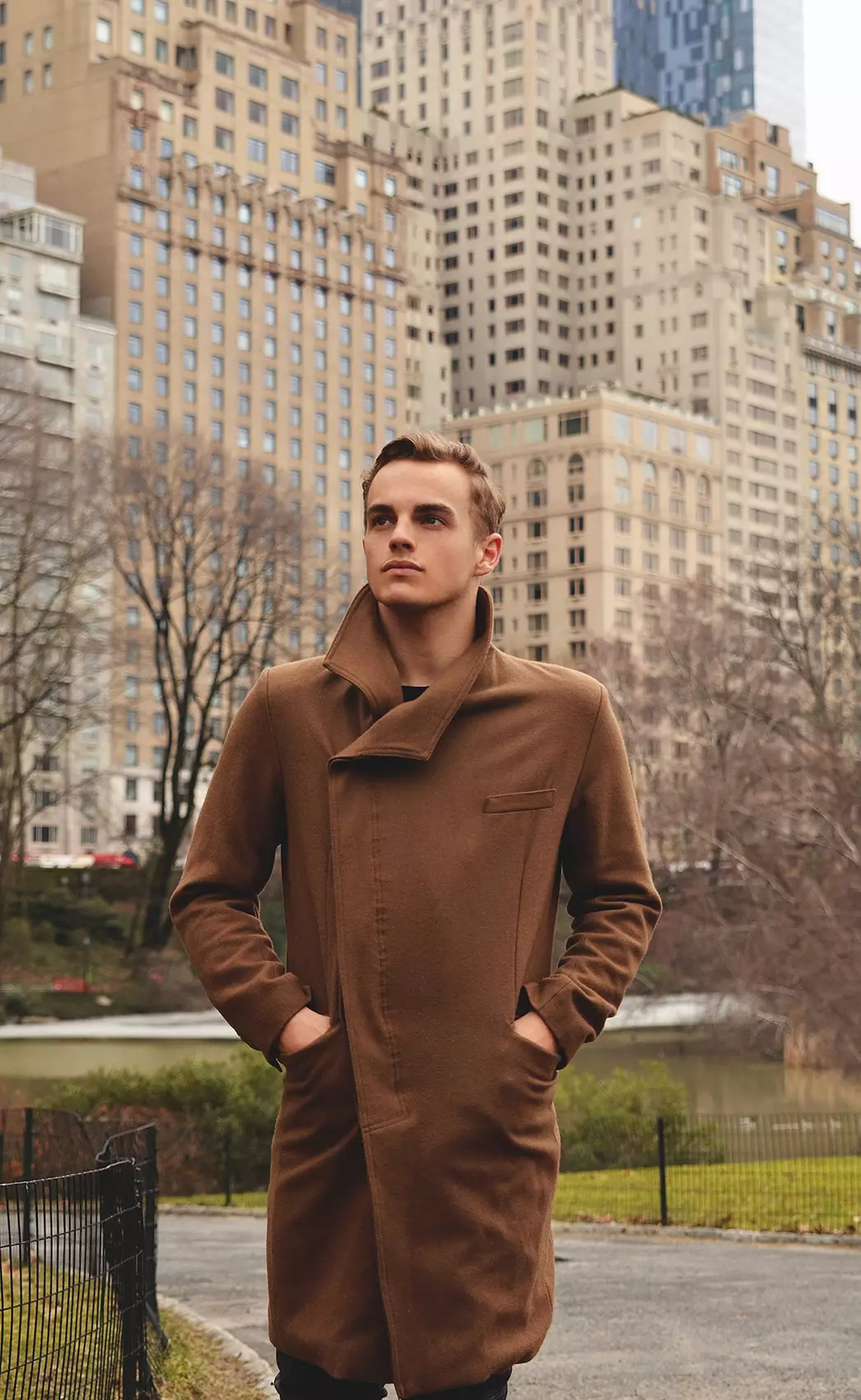 Professionele danser van Australië Patrick Cook geskiet in New York Stad deur die Bosniese fotograaf Mladen Blagojevic toe hy 'n paar maande gelede gereis het.