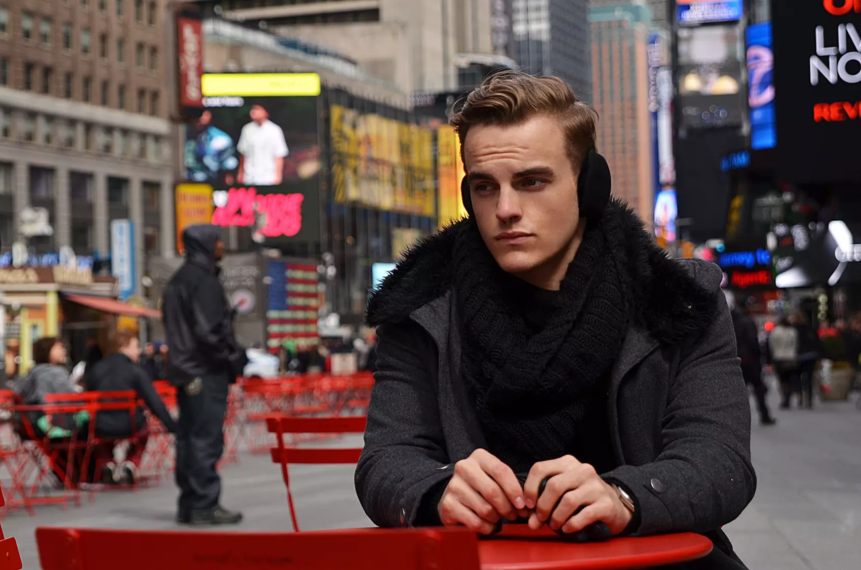 Professionelle Dänzer aus Australien Patrick Cook erschoss zu New York City vum bosnesche Fotograf Mladen Blagojevic wéi hien virun e puer Méint reest.