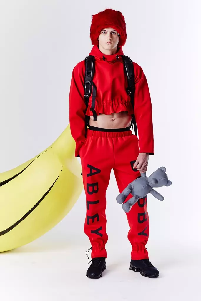 Der in London ansässige Sportswear-Designer Bobby Abley blieb seiner fröhlichen und karikaturhaften DNA mit einer Herbstkollektion mit dem Titel Jungle Book treu. Abley wurde von der Idee buchstäblicher Dschungelreferenzen inspiriert, vermischte sich jedoch mit dem Großstadtdschungel, den er in New York erlebte.