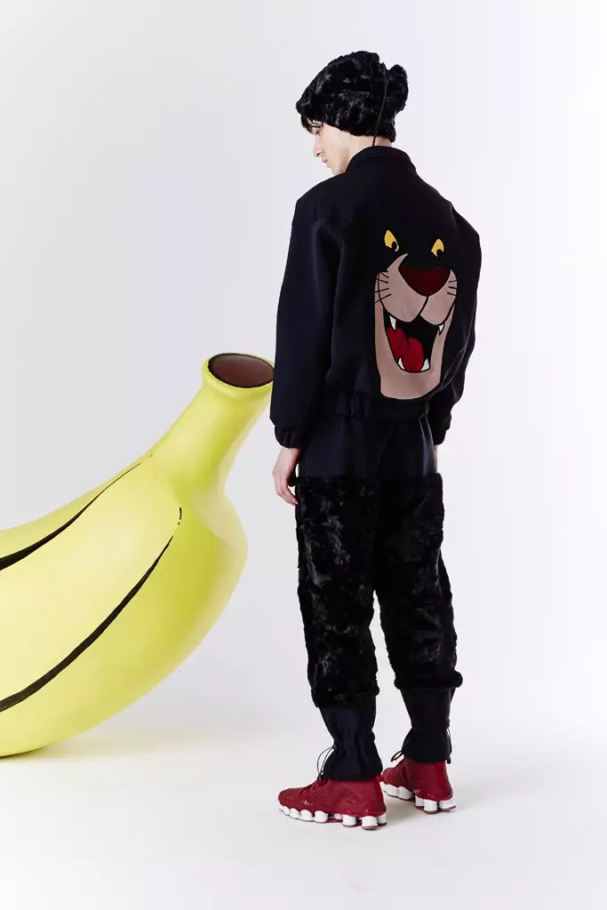 Der in London ansässige Sportswear-Designer Bobby Abley blieb seiner fröhlichen und karikaturhaften DNA mit einer Herbstkollektion mit dem Titel Jungle Book treu. Abley wurde von der Idee buchstäblicher Dschungelreferenzen inspiriert, vermischte sich jedoch mit dem Großstadtdschungel, den er in New York erlebte.