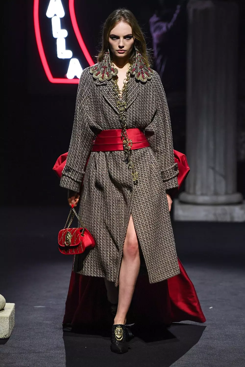 Akanjo lehilahy Moschino Fararano ririnina 2019 Rome1