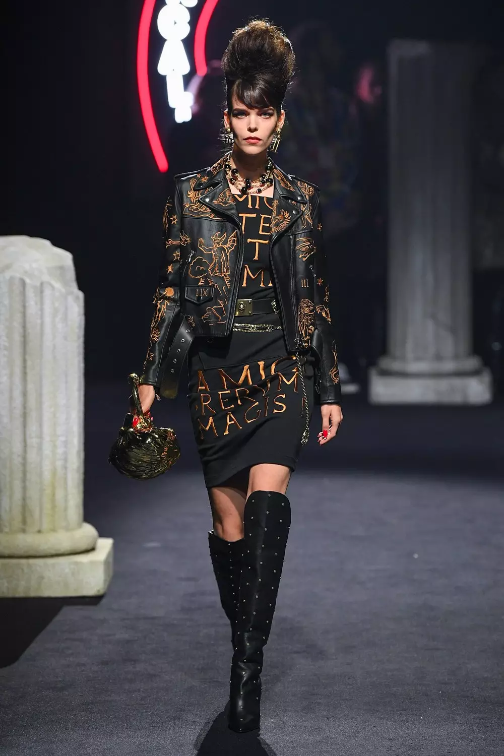 Moschino Vira Vesto Aŭtuno Vintro 2019 Rome13