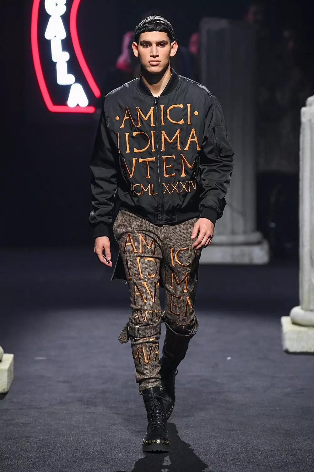 Moschino эркектердин кийимдери күзгү кыш 2019 Рим9