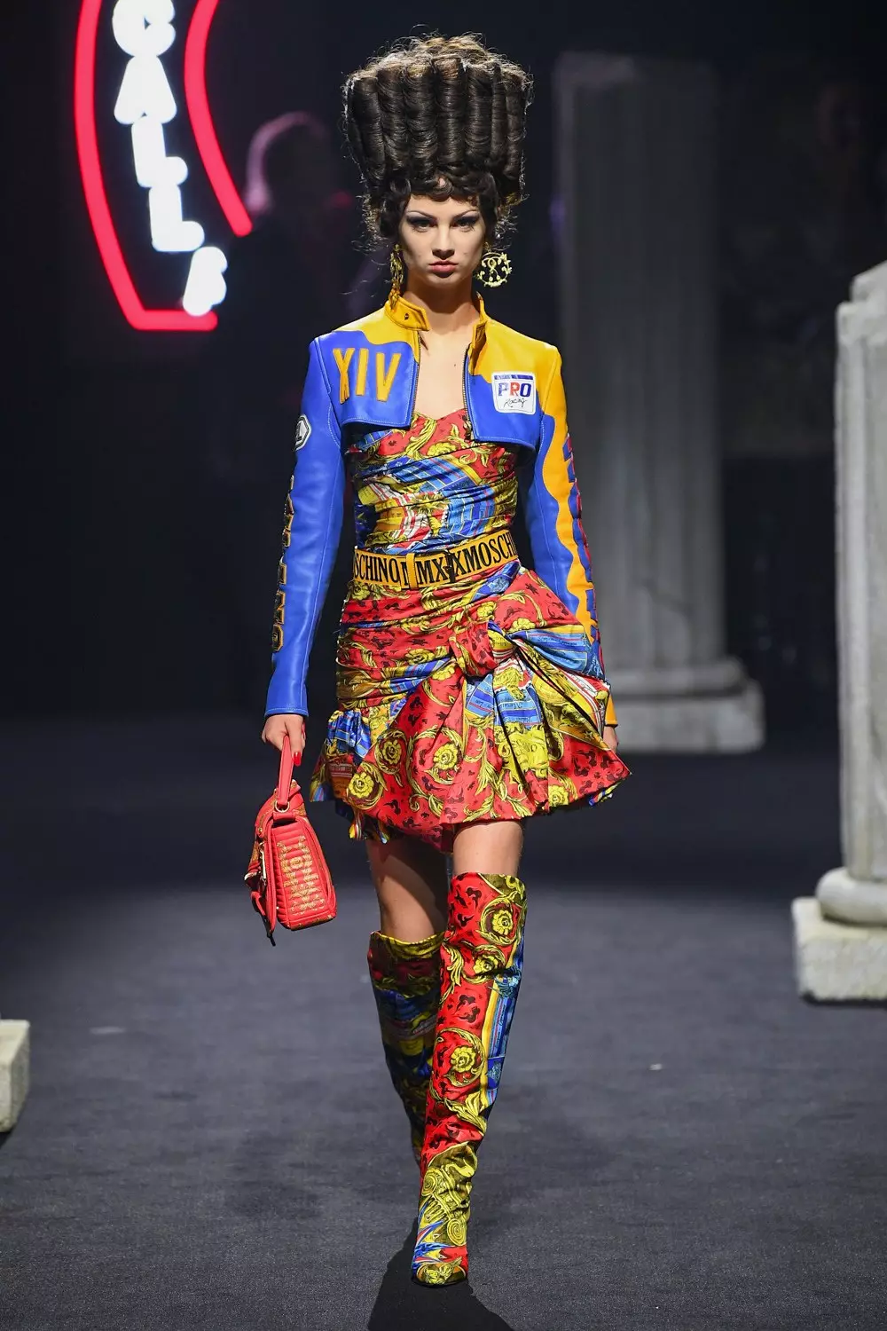 Moschino Vira Vesto Aŭtuno Vintro 2019 Rome18