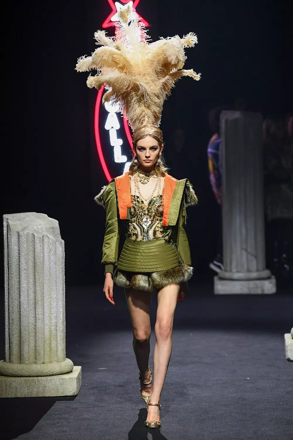 Moschino Vira Vesto Aŭtuno Vintro 2019 Rome43