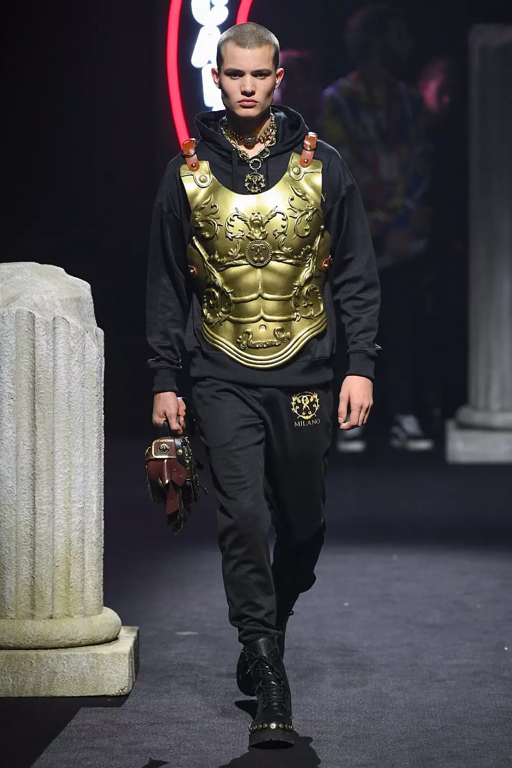 Akanjo lehilahy Moschino Fararano ririnina 2019 Rome12