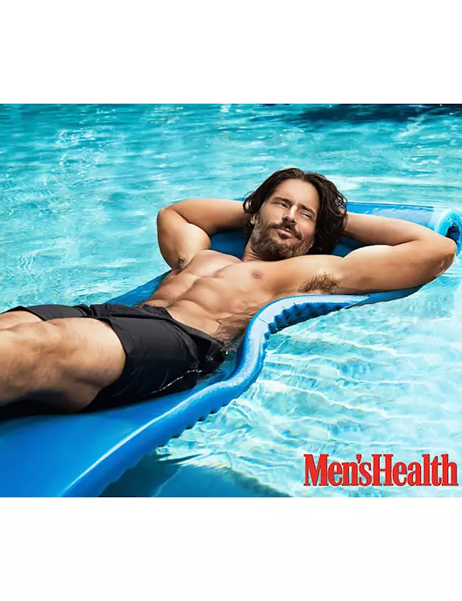 Krasivši naslovnicu Men’s Healtha iz kolovoza 2014., Joe Manganiello odlazi bez majice radi fotografije na kojoj pokazuje svoje nevjerojatno pakiranje od šest komada. Zvijezda 'Prave krvi' glumi spasioca, odmara se u bazenu i ide na penjanje!
