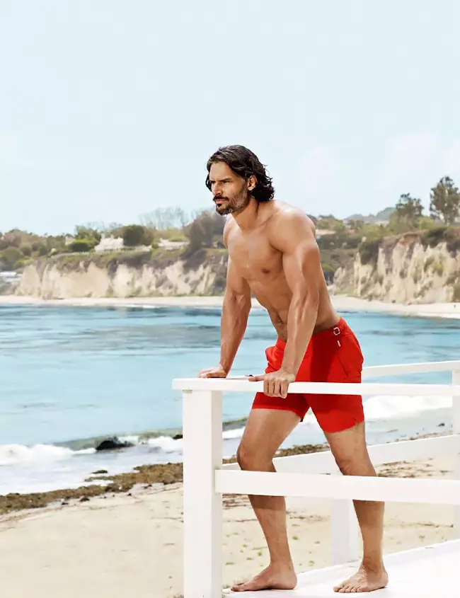 2014-cü ilin Avqust ayında Kişi Sağlamlığı jurnalının üz qabığını bəzəyərək, Joe Manganiello inanılmaz altı paketini nümayiş etdirən bir fotoşəkil üçün köynəksiz gedir. “True Blood” ulduzu xilasedici rolunu oynayır, hovuzda uzanır və qayayadırmanma ilə məşğul olur!