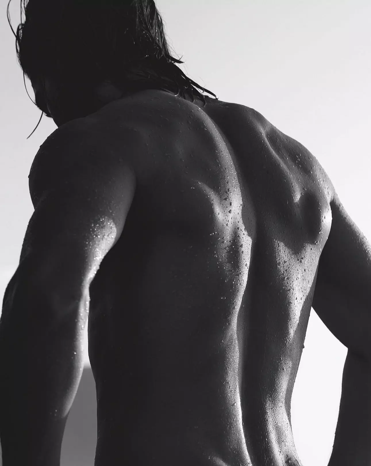 El mejor modelo masculino favorito Jarrod Scott encabeza el nuevo editorial de la edición de agosto de 2016 de GQ Australia, filmado por Todd Barry, director de moda de Kelly Ahume, con el estilo de Daren Borthwick.