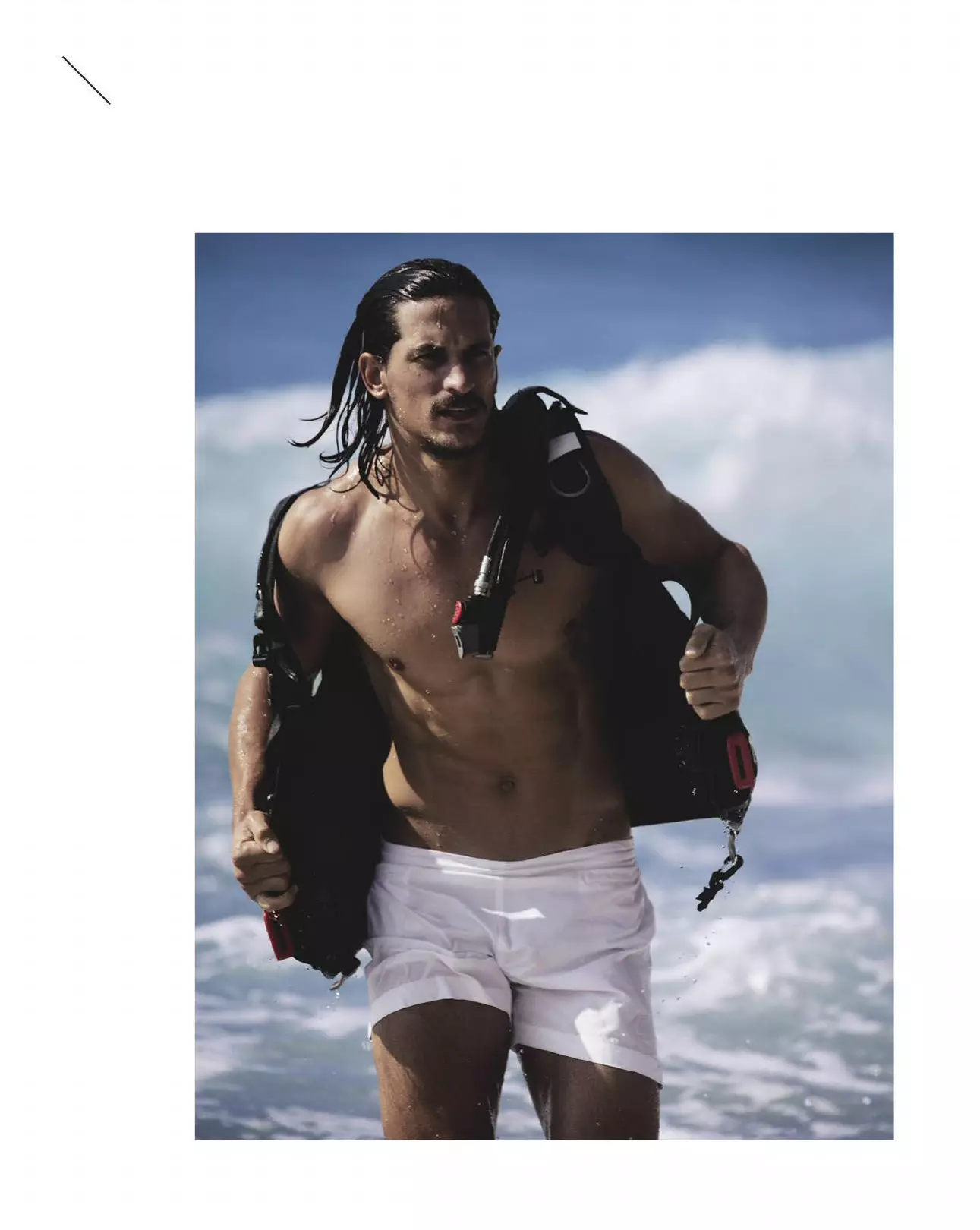 Favoritten Top männleche Modell Jarrod Scott frontéiert nei Redaktioun fir GQ Australia Issue August 2016 Schoss vum Todd Barry, Moudedirekter vum Kelly Ahume, stiléiert Daren Borthwick.