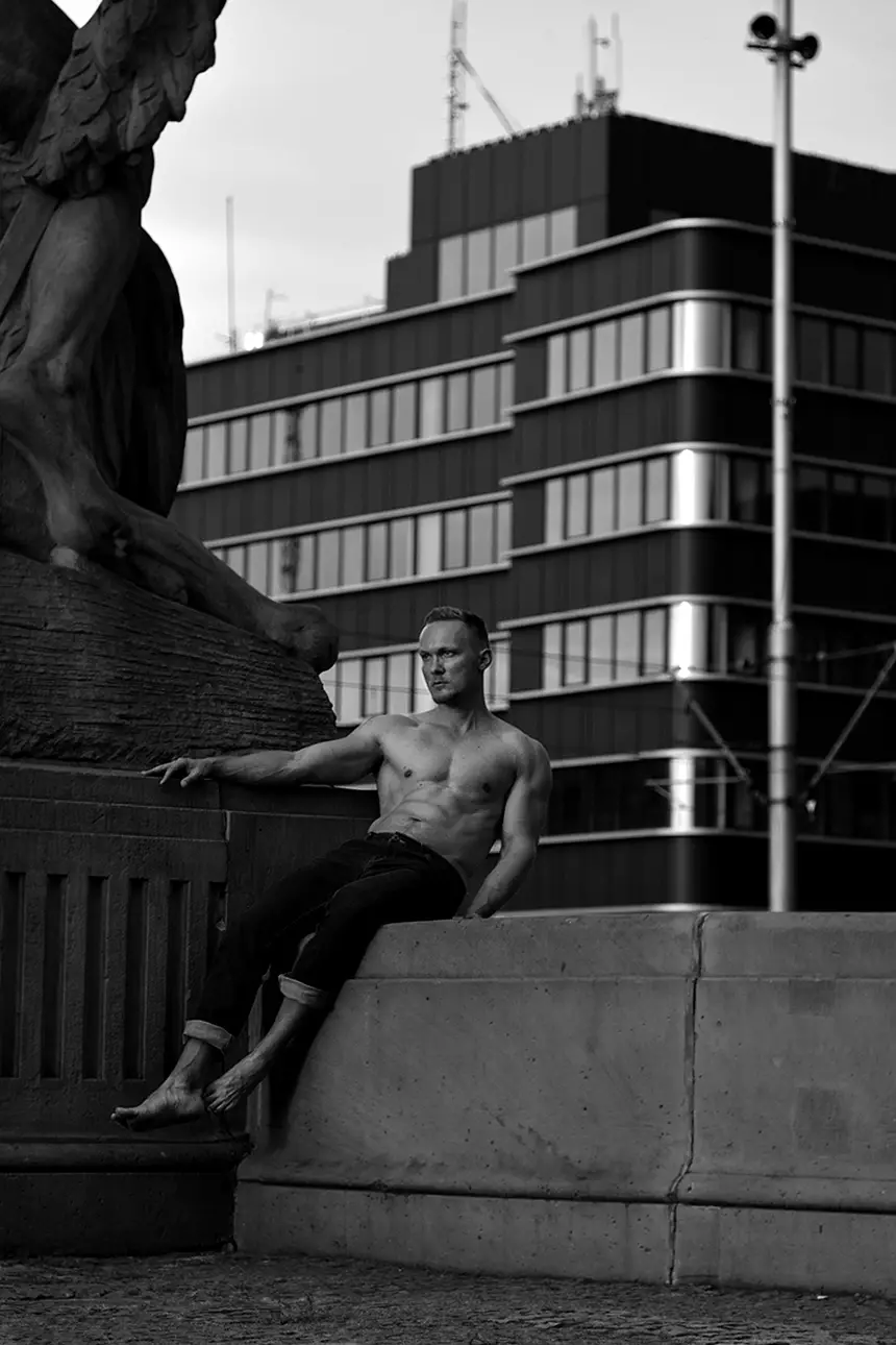 J'aurais aimé avoir la chance d'être là, ce travail implacable du photographe Xander Hirsh avec Karl Bloss est la chose principale ! "Monumental" montre la perfection et la beauté du corps humain en combinaison avec l'architecture et les sculptures de la ville. D'accord, Karl a l'air si bien, en forme et volumineux, c'est un homme magnifique. Ne manquez pas d'autres photographies époustouflantes d'Alex, un modèle devenu photographe basé à Wrocław, en Pologne.